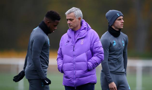 Райан Сессеньон и Жозе Моуриньо на тренировке Тоттенхэма, Getty Images