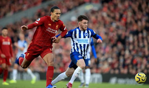 Ван Дейк в борьбе за мяч, Getty Images