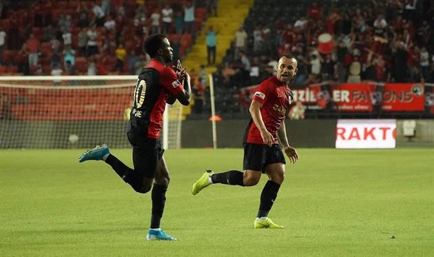 Оларенважу Кайоде (слева), фото: Twitter 