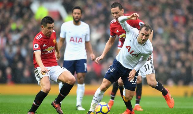 Матич в борьбе за мяч с Эриксеном, Getty Images