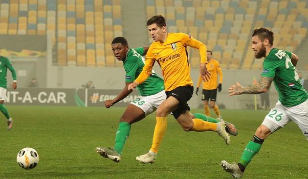 Кирилл Ковалец в окружении игроков Сент-Этьена, фото ФК Александрия