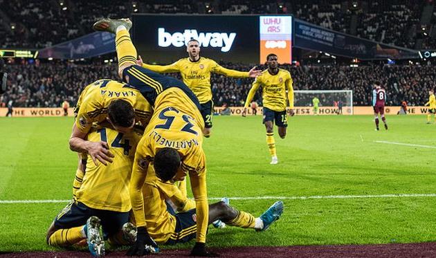 игроки арсенала отмечают взятие ворот, getty images