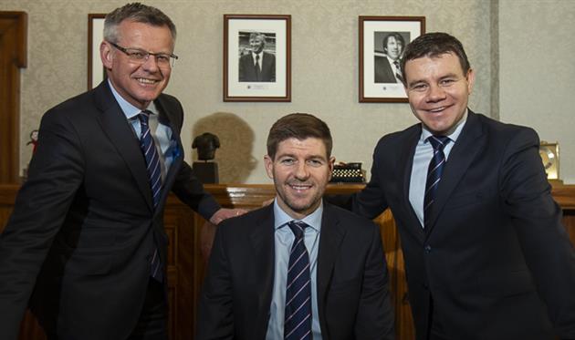 Стивен Джеррард (в центре), rangers.co.uk