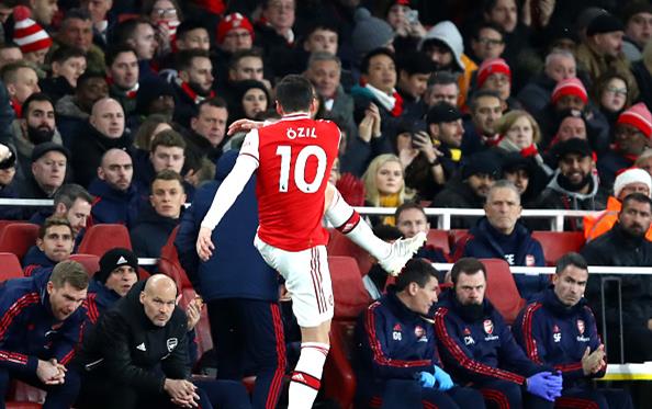 Реакция Месута Озила на замену в матче с Ман Сити, Getty Images