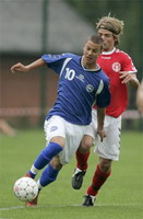 Никола Шарич (в синей футболке)