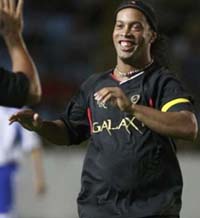 Роналдиньо в товарищеском матче 