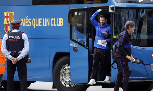 ПОЛИЦЕЙСКИЕ ОХРАНЯЮТ АВТОБУСЫ КОМАНД, ФОТО AS.COM