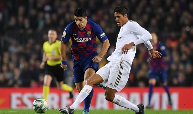 Рафаэль Варан (справа) в матче против Барселоны, getty images