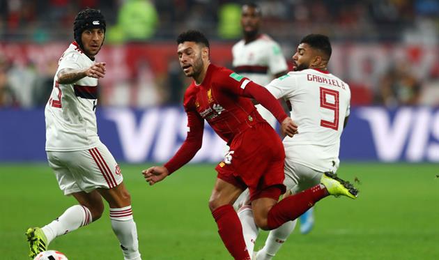 Алекс Окслейд-Чемберлен в матче с Фламенго, Getty Images