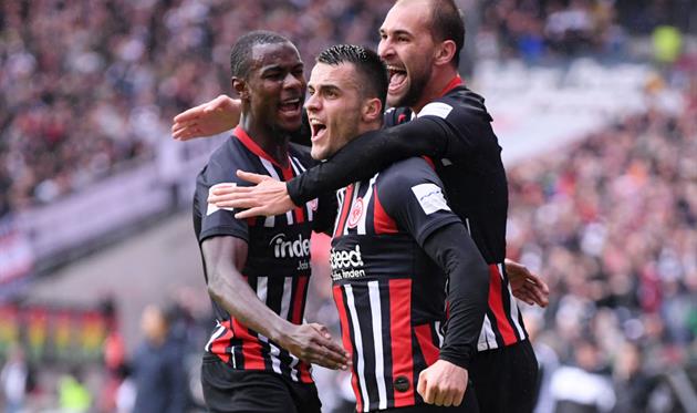 Бас Дост (справа) празднует гол, Getty Images