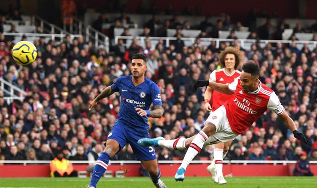 Пьер-Эмерик Обамеянг в моменте с голом в ворота Челси, Getty Images