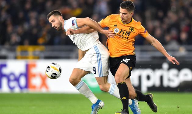 Шпорар (слева) против клуба АПЛ, Getty Images