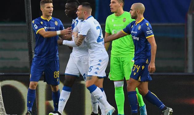 Расстроенного Марио Балотелли успокаивают одноклубники и соперники, Getty Images