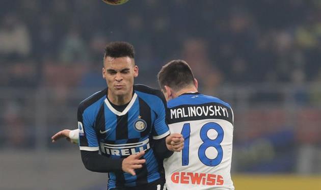 Лаутаро Мартинес и Руслан Малиновский, Getty Images