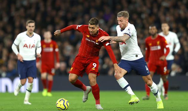 Тоби Альдервейрельд (справа) против Роберто Фирмино, Getty Images