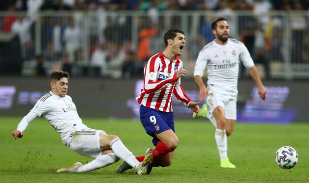 Федерико Вальверде (слева) зарабатывает красную, Getty Images