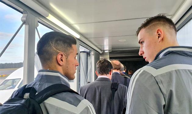 Андрей Лунин (справа) отправляется на матч, Овьедо