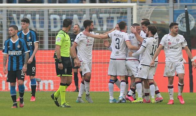 партнеры поздравляют наингголана с забитым голом, getty images