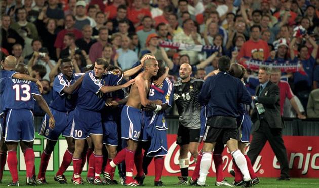 Давид Трезеге празднует победный гол на Евро-2000, Getty Images