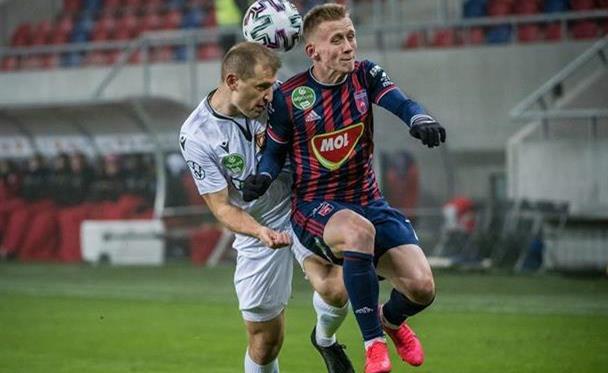 Иван Петряк (справа), фото ФК Фехервар