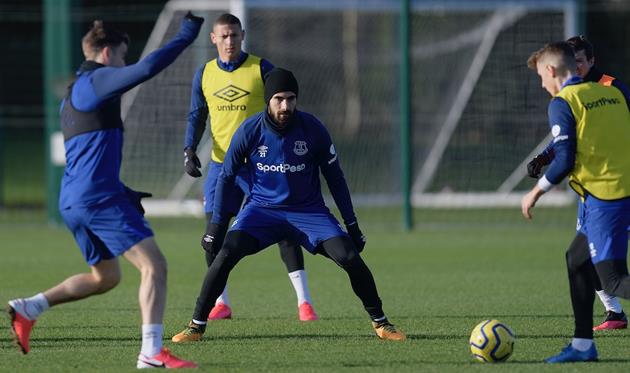 Андре Гомеш (по центру), photo Everton FC