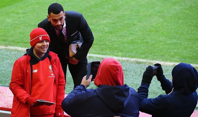 Стивен Колкер с болельщиками Ливерпуля, Getty Images