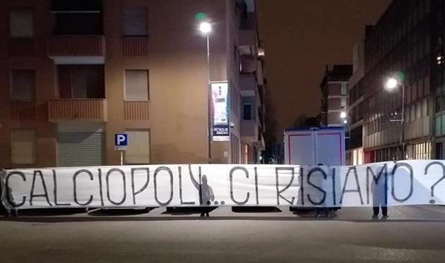 Транспарант напротив штаб-квартиры Серии А от Curva Nord: 