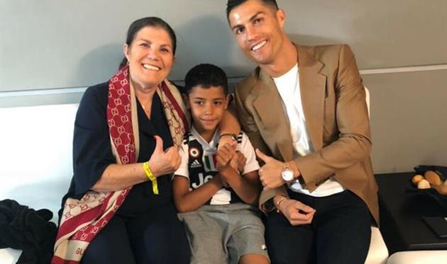 Долорес Авейру с внуком и сыном, O Jogo