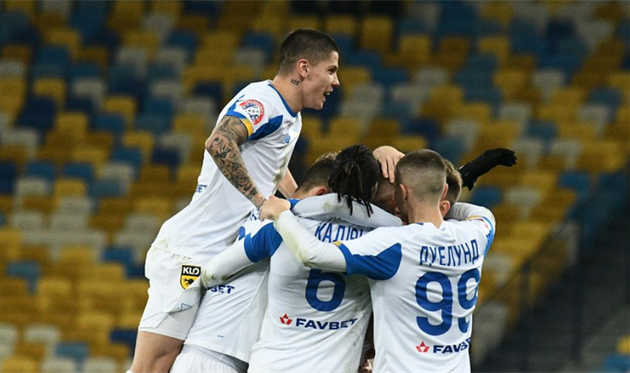 Попов празднует победу с другими игроками, ФК Динамо