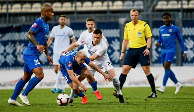 Владислав Кабаев ведет борьбу против Джонатана и Богунова — игроков ПФК Львов, фото ФК Заря Луганск