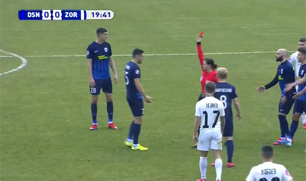 Монзуль показала очередные две красные карточки после просмотра VAR