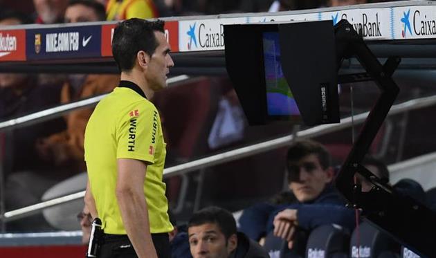 Арбитр матча Барселона - Реал Сосьедад Хосе Мануэра, Getty Images