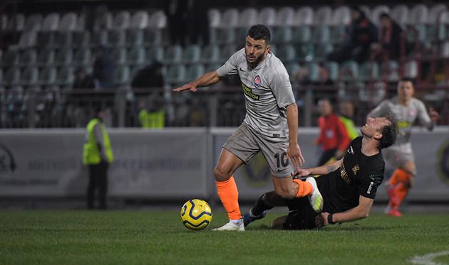 Милько (справа) старается, ФК Шахтер