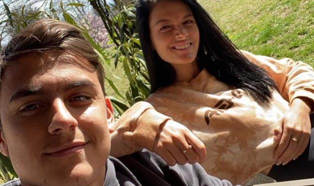 Пауло Дибале и его подруге выходить в люди пока нельзя, фото из Твиттера Дибалы