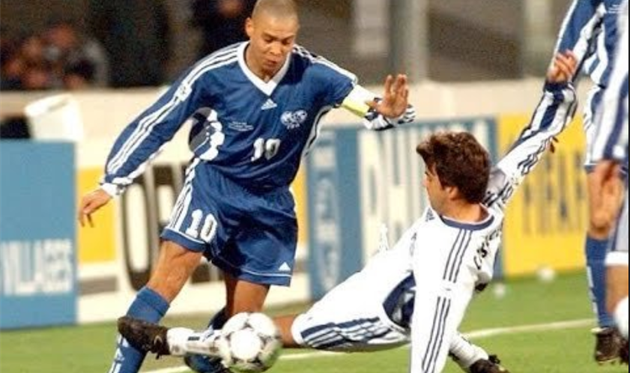 Алессандро Костакурта (справа) против Роналдо, фото twitter.com/90sfootball