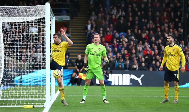 Сократис выбивает мяч с линии ворот, getty images