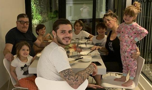 Семейство Икарди, фото из Тветтера Ванды Нары