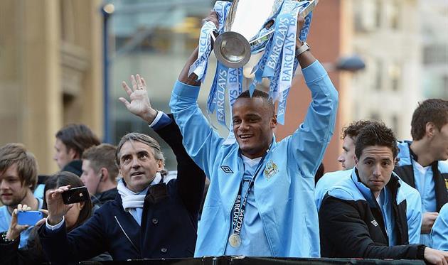 Роберто Манчини и Венсан Компани с чемпионским трофеем, Getty Images