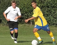 Никола Шарич (в желтом)