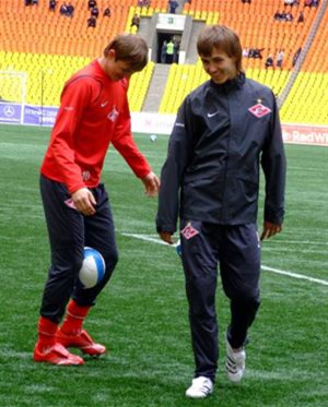 Егор Лугачев разминается с Романом Павлюченко