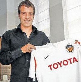 Рафа хочет в Реал, а позирует с футболкой Валенсии