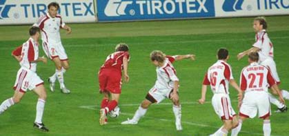 Игрок Тирасполя в окружении, фото fotbal.md