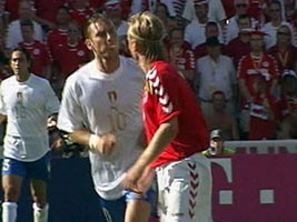 Тотти ответил за жесткую игру Поульсен плевком в лицо