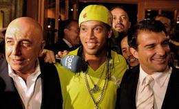 Галлиани, Роналдиньо и Лапорта, www.corrieredellosport.it