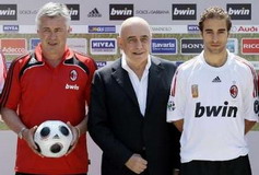 На презентации Фламини, Reuters