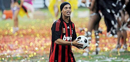 Роналдиньо в аэропорте Милана, www.corrieredellosport.it