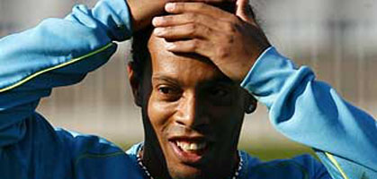 Роналдиньо подписал контракт с Миланом. ВИДЕО