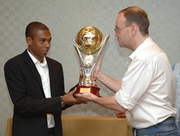 Фернандиньо получает приз из рук Артема Франкова, shakhtar.com