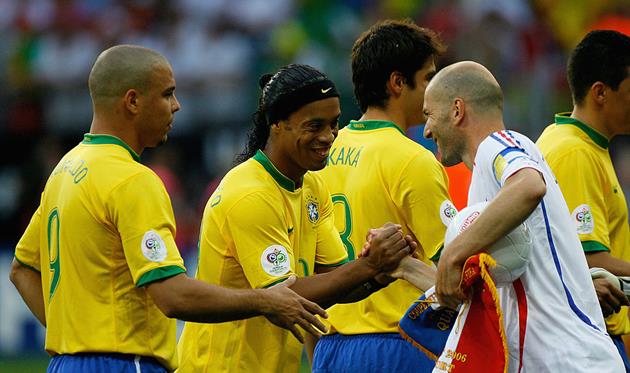 Зинедин Зидан с игроками сборной Бразилии на ЧМ-2006, Getty Images