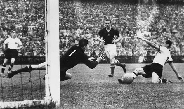 Гол Макса Морлока (справа) в финале ЧМ-1954, Getty Images